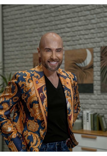 Marzo: quel mese lì… né carne né pesce, più “mah” che primavera. Un po’ grigio, un po’ lungo, un po’ “ma quando finisce?”. Aprile invece entra come quello che alla festa arriva tardi ma si prende tutta la scena. Più luce, più voglia, meno scuse. Io sempre qui. Sempre con voi. Sempre in diretta, che tanto la vita registrata non mi interessa. ———————————- March… that awkward in-between month. Not quite winter, not quite spring — just a long “meh” on the calendar. Then April shows up late… and stea