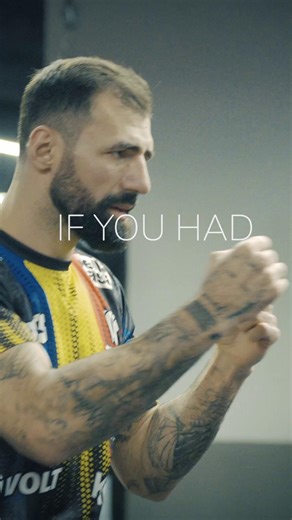 Tokyo devine din nou capitala kickboxingului mondial 🥊 K-1 World Grand Prix –90 kg aduce la start cei mai duri luptători ai planetei, iar Bogdan Stoica scrie istorie: primul român prezent în toate marile promoții internaționale. Drumul spre ring începe din sală. Povestea completă, într-un interviu exclusiv pe #VOYO 🔥 Duminică, 8 feb, de la 07:45. | voyo.ro