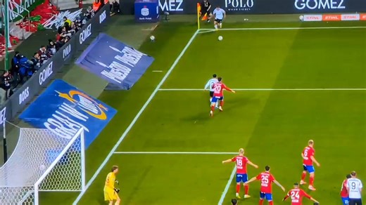 Takiego rozegrania rzutu rożnego będą w książkach do piłki nożnej uczyć. A nie, czekaj 🤔😉 #LEGRCZ