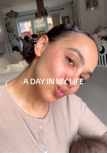 A day in my life 🎀 lil cutie routine since having my daughter & I’ve been forced to slow down and be present and it’s been the best thing ever 💞 @rhode skin @Benefit Cosmetics UK @Joolz @bumppr #dayinmylife #firstimemom #morningroutines #mummydaughtertime