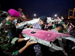 Indonesian divers find parts of plane wreckage in Java Sea