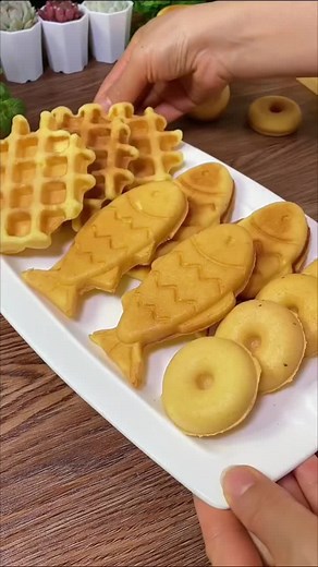 Mini donut machine with 6 different breakfasts to meet your needs. Thank you very much for the support and trust of our dear customers. We will strive to provide you with better products and services#minidoughnutmaker #donuts #donutmaker #delicious #goodthing #sale #parentchild