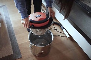 Un aspirateur à cendres spécialement conçu pour nettoyer et aspirer les poêles à bois, les poêles granulés et les cheminées