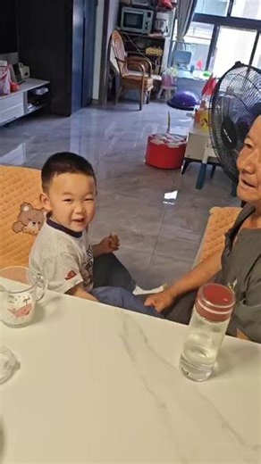 隔辈亲 小孩哥也是会提供情绪价值的娃小孩子很真诚，你疼他，他就亲你