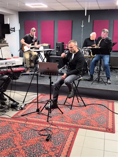 Warm-up režīms ieslēgts. Kaspars Markševics gatavs skatuvei. #KasparsMarkševics #Mēģinājums #LabsNoskaņojums #LatvijasMūzika