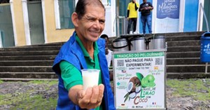 Iguaria baiana: ambulante faz sucesso com suco de limão com coco pelas ruas de Salvador