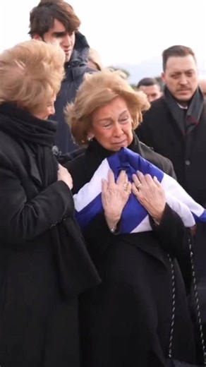 พิธีพระศพ เจ้าหญิงไอรีนแห่งกรีซและเดนมาร์ก (พระโสทรกนิษฐคินีในสมเด็จพระราชาธิบดีคอนสแตนตินที่ 2 และสมเด็จพระราชินีโซเฟีย) ซึ่งสิ้นพระชนม์เมื่อวันที่ 15 มกราคม 2026 ณ มหาวิหารเมโทรโปลิแตน กรุงเอเธนส์ จากนั้นมีการประกอบพิธีฝังพระศพ ซึ่งได้ประดิษฐานร่วมกับสมเด็จพระบูรพมหากษัตริย์และสมาชิกพระราชวงศ์ ณ สุสานหลวง พระราชวังตาตอย ---- The funeral of Princess Irene of Greece and Denmark (younger sister of King Constantine II and Queen Sofia) who died on 15 January 2026 at the Metropolitan Cathedral of At