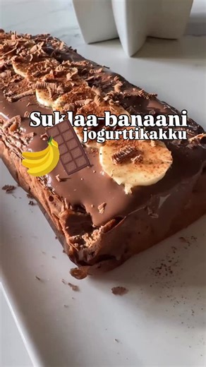 Suklaa-banaani jogurttikakku 🤎💛💯 300g kreikkalaista jogurttia 2 banaania 4 munaa 1,5 rkl kaakaojauhetta 1 tl ruokasoodaa/leivinjauhetta 2 rkl makeutusta, käytin steviaa Paista 180 astetta 40-45 min Anna jäähtyä lisää halutessasi pinnalle tummaa suklaata sulatettuna tai suklaa(proteiini)vanukasta ja banaanisiivuja. #terveellisetherkut #terveellinen #herkku #leivonta #jogurttikakku #resepti #suklaakakku #banaani #jauhoton #gluteeniton #ruokaa | Terveelliset herkut