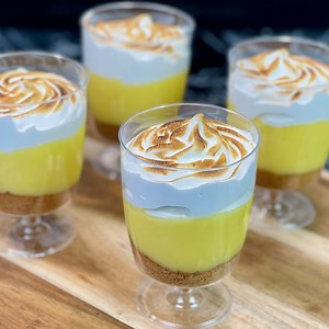 263K views · 3.6K reactions | AVEC 3 CITRONS, réalisez ces délicieux desserts sans cuisson  Facile et rapide Ingrédients : Base : 150g de Spéculoos Crème au citron : 5 œufs 180g de sucre 3 citrons 100g de beurre 20g de maïzena Meringue française : 3 blancs d’œuf 100g de sucre 80g de sucre glace | Deli Cuisine | Facebook