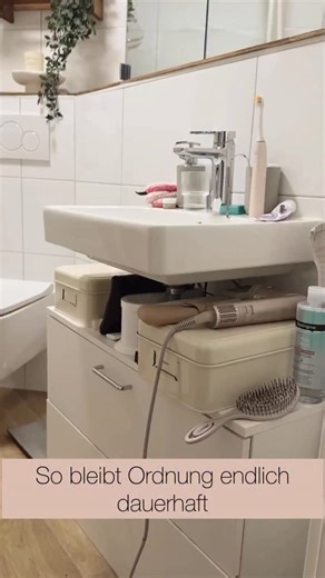 Saskia Bidell / Be Sassique on Instagram: "Viel Ordnung auf kleinem Raum ✨ Zeit, meinen DIY-Schrank richtig zu organisieren 🤍 Allein der Aufbau auf meinem Schrank sorgt schon für einen viel ordentlicheren, aufgeräumteren Look – aber für den finalen Schliff fehlt natürlich noch die richtige Organisation in den Schubladen 🧺✨ Die waren nämlich viel zu voll, um dauerhaft Ordnung zu halten. Also heißt es erstmal: Alles raus. Aussortieren, Dinge zurück an ihren Platz bringen und dann alles nach Kate