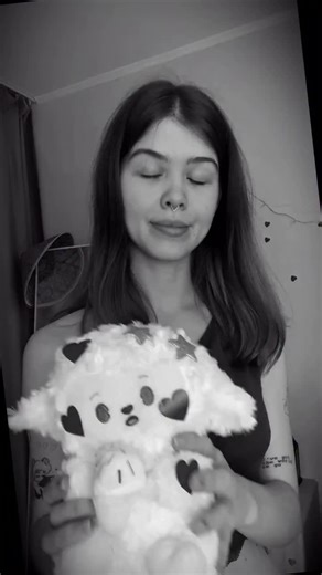 2つが絡まる 2人が滅びる 壊せる 壊せない 狂える 狂えない あなたを汚せないよ 揺れた 歪んだ世界にだんだん僕は透き通って見えなくなって 見つけないで 僕のことを 見つめないで 誰かが仕組んだ孤独な罠に 未来がほどけてしまう前に 思い出して 僕のことを 鮮やかなまま 忘れないで 忘れないで 忘れないで 忘れないで 変わってしまったことにparalyze 変えられないことだらけのparadise 覚えていて 僕のことを 教えて 教えて 僕の中に誰がいるの? 教えて 教えてよ その仕組みを 僕の中に誰がいるの? 壊れた 壊れたよ この世界で 君が笑う 何も見えずに 壊れた僕なんてさ 息を止めて ほどけない もう ほどけないよ 真実さえ freeze 壊せる 壊せない 狂える 狂えない あなたを見つけて 揺れた 歪んだ世界にたった僕は透き通って見えなくなって 見つけないで 僕のことを 見つめないで 誰かが描いた世界の中で あなたを傷つけたくはないよ 覚えていて 僕のことを 鮮やかなまま 無限に広がる孤独が絡まる 無邪気に笑った記憶が刺さって 動けない 動けない 動けない 動けない 動けな