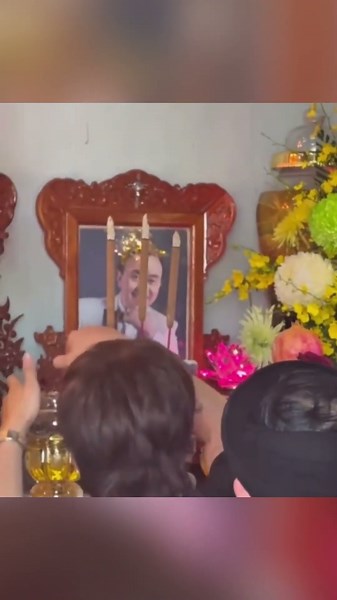 Hoai Linh’s touching gesture before the late Chi Tai’s altar #news