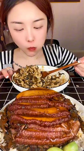 Enjoying some truly delicious BBQ and fried chicken! 🍗🔥 Nothing beats a good feast. #FoodieHeaven #WeekendVibes | Charo Chas