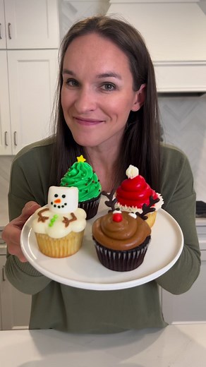 21K views · 227 reactions | Christmas Cupcakes! See how to make the snowman. #cupcakes #christmascupcakes #snowmancupcakes #christmasdesserts | Life, Love and Sugar | Facebook