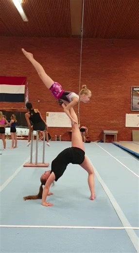 Back in the days🔥 #gymnast #acrobatics #gymnastics #acro #show #balance #acrobaticgymnastics #handstand #handstand #fexibility