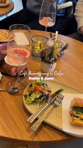 Celle Stories on Instagram: "Die Tage sind gezählt! 🥹⏳ In 7 Tagen eröffnet ein neues Café in Celle. ☕😋✨ Nach langer Renovierung und jahrelang verklebten Fenstern wurde endlich das Geheimnis gelüftet und wir durften beim Pre-Opening von @sophiejason.celle vorbeischauen. 😍🍵 Die Karte wird definitiv köstlich und die Vorfreude ist riesig. 👀 Werden wir euch zur Eröffnung dort treffen? 💬✨ Werbung | Einladung #CelleStories #Neueröffnung #sophieundjason #café #Celle"