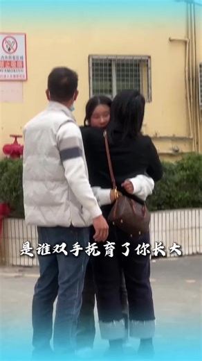 Gia đình bí mật đến thăm con. Khoảnh khắc đứa trẻ chào, cúi đầu và quỳ xuống trước mặt họ, họ cảm thấy như thể đứa trẻ đã lập tức trưởng thành và trở nên chín chắn hơn. Gia đình ôm nhau, nước mắt lăn dài trên má. The family secretly visited their child. The moment the child saluted, bowed, and knelt before them, it felt like the child had instantly grown up and become more sensible. The family embraced, tears streaming down their faces#fyp #TikTokAwardsVN #humor #TikTokShopFUNFEST #TetGiuLua