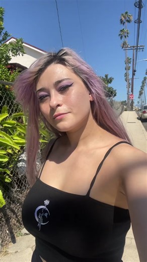 Caminando por Los Ángeles: Estilo y Estética Morada