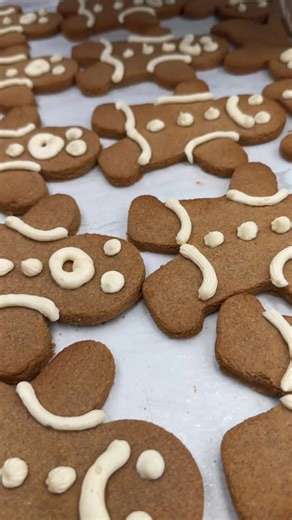 The BESTEST MOST DELICIOUS Keto Gingerbread Cookies. #sugarfree #keto #glutenfree | Starburst Parlor