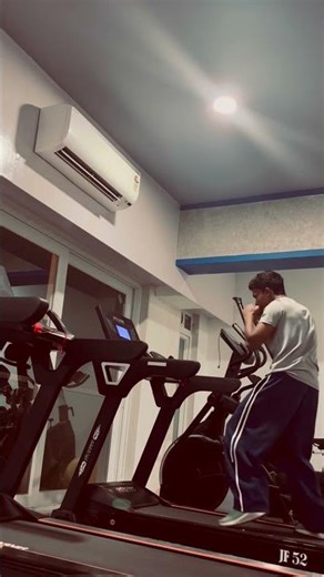 “Treadmill Boxing Workout: Fast Jab and Cross Combo!”