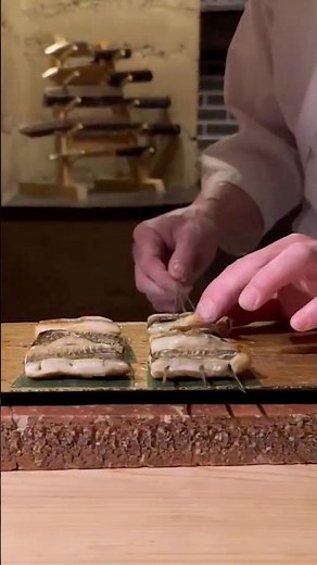 串打って炭火で炙って握る…自慢のアツアツアナゴ鮨が旨すぎる。 #sushi #寿司
