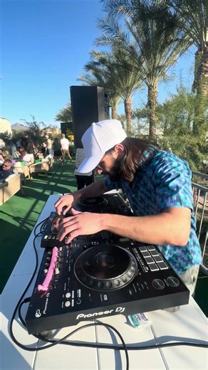 FX live, random high five