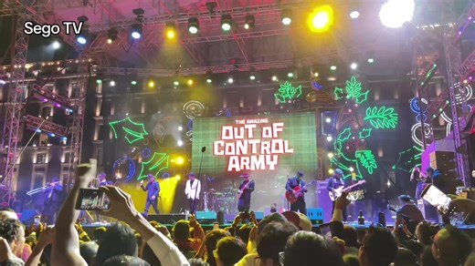 Uuuuuuufffff!!! Que buen cierre!! Padrino arriba de la tarima y la gente perdiendo el control! El señor Olán simplemente haciendo lo suyo!! ✌🏽😁😎😜🖤 a propósito,habrá alguna canción que no se sepa esa niña tan bonita? 😂🤪🤣
