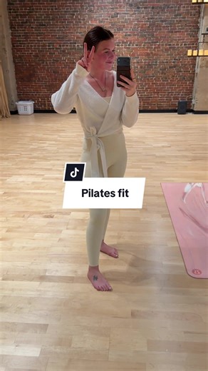 Mat Pilates instructor outfit of the day 💛 #pilatesinstructor #matpilates #pilatesoutfit #workoutoutfit @Vuori Clothing linked in bio!