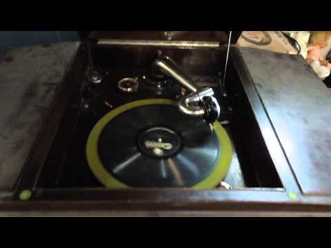 Wind Up Victrola Phonograph Demonstration