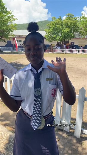 Class of 2026 signing out🤞🏾🎓#jamaicantiktok🇯🇲viral #fyppppppppppppppppppppppp #classof2026 #seniorsignout #bridgeporthighschool