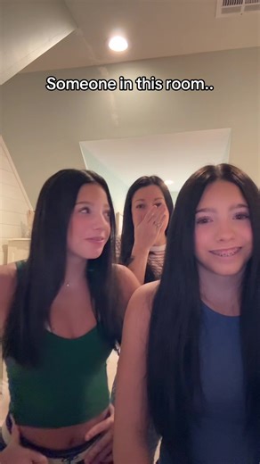 #someoneinthisroom #momanddaughters #twins @pipercate @Ana-Kate | someone in this room