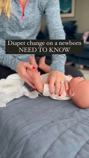 Dr Alex Homdrum DC | Dr Ann Kristin Homdrum DC on Instagram: "Sometimes the most basic things we do everyday offers opportunities to create growth & do good for our babies 👶🏼 ❤️ Here’s our 3 good habits for vestibular input, neck strengthening & good hip health when changing diapers 🤩👍🏻 1)Putting baby down on the side before rolling gently to back - the sidehold then triggers muscle activity on the side of the neck facing upwards + the roll offers vestibular input 💪🏻 🧠 Vary sides!! 2)Pus