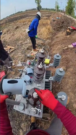 Connecting Lightning Arrester Cable to Transformer ⚡ Work by USA Linemen 😨