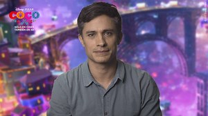 Gael García Bernal, presenta… ¡La escena en la que Héctor conoce a Miguel! Ahora te toca a ti conocerlos, viendo #DisneyPixarCOCO, en cines. 🎸 | Walt Disney Studios