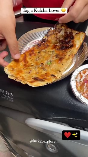 Tag Someone Who Loves Kulcha @lucky_explorer_ 😍❤️ 📍Amritsar . . . #reelsindia #reelsviral #reelsbrasil #reelsvideos #reelsexplore #reelsitfeelsit #gareebpanda #reelsfood #amritsar | Luckyvlogger