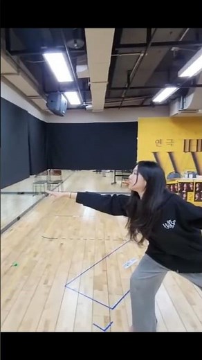 던질까말까? 자세는 거들 뿐..다트 고수 #한지은 #연극 #더와스프 #thewasp #혜화로운공연생활 #던질까말까