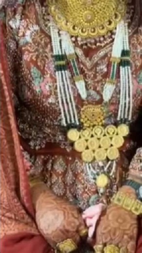 #kashmiriwedding .golden bride