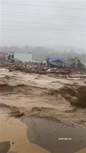 Lũ ống cuồn cuộn đổ về xã Mường Than, Lai Châu | VOV