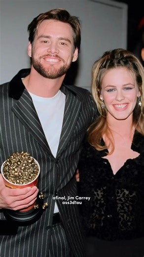 Jim Carrey e Alicia Silverstone no MTV Movie Awards de 1997. #jimcarrey #jimcarreyofficial #aliciasilverstone #mtvmovie #sonic #sonic2
