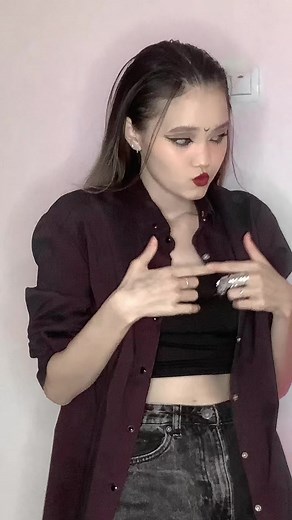 Expressive Hand Gestures in Dance Performance