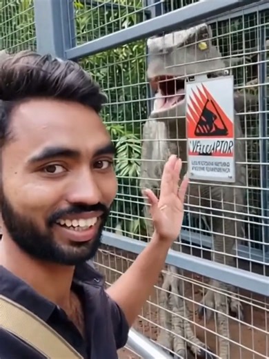 Jurassic World Theme Park Experience with Real Dinosaurs