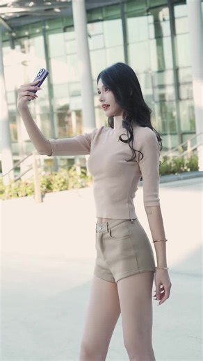 #FairSkinAndBeautifulLooks #LongLegsAndSlimWaist #GreatBody Good figure and temperament #casual snapshot