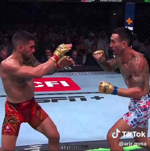 Ilia Topuria vs Max Holloway: Epic Title Fight Highlights