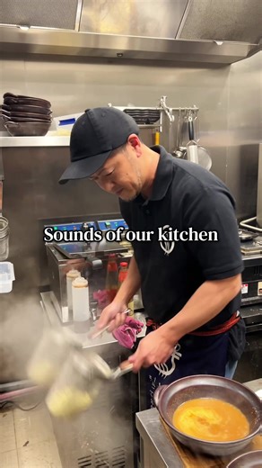 Écoutez. Sentez. Goûtez. Notre ramen commence ici, Le bouillon frémit dans notre donabe, les nouilles fraîches plongent dans sa chaleur, les légumes soigneusement préparés rejoignent le tout. Chaque geste dans notre cuisine est pensé pour un seul objectif : vous offrir un ramen plein d’umami. Venez goûter l’expérience chez Takesan 🍜 📍20 Rue de la Michodière, 75002 Paris 🎥 Les sons de notre cuisine #topparisresto #ramenparis #pariseats #japanesefood #foodieparis
