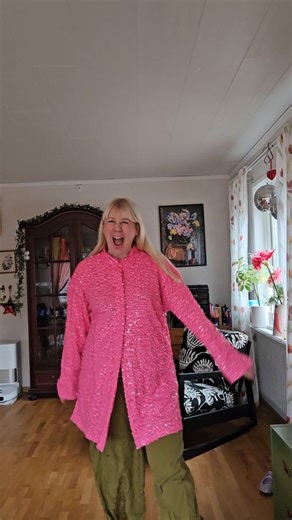 Kajsa Kobran on Instagram: "Jag har begått second hand-shopping! Och köpt tre överdelar. Olika i stil, men ändå lite lika? Dom känns väldigt jag. Alla har nåt rosa i sig. Denna ljuvliga färg. Livets färg? 🎉🎉 Jag är i alla fall nöjd med fynden och ser fram emot att bära dessa plagg och matcha ihop dom med alla plagg i min garderob! 🙌"