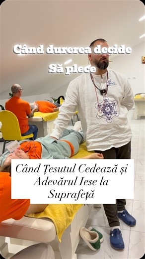 𝗖𝗮̂𝗻𝗱 𝗱𝘂𝗿𝗲𝗿𝗲𝗮 𝗱𝗲𝗰𝗶𝗱𝗲 𝘀𝗮̆ 𝗽𝗹𝗲𝗰𝗲, 𝗰𝗼𝗿𝗽𝘂𝗹 𝗻𝘂 𝗽𝗹𝗲𝗮𝗰𝗮̆ 𝘁𝗶𝗽𝘁𝗶𝗹 𝗰𝗮 𝘂𝗻 𝗻𝗶𝗻𝗷𝗮… 𝙘𝙤𝙧𝙥𝙪𝙡 𝙪𝙧𝙡𝙖̆ 𝙖𝙙𝙚𝙫𝙖̆𝙧𝙪𝙡. Țesutul se desface, tensiunea cedează, iar emoția iese ca o valvă care nu mai putea ține presiunea. Asta nu e „drama”. E reset. E momentul în care corpul spune: gata, nu mai car povara asta. Pacientul plânge tare, dar plânsul ăla e semnul că ceva profund se rupe și ceva nou începe să respire în el. În terapia Joolizara nu forțăm nimi