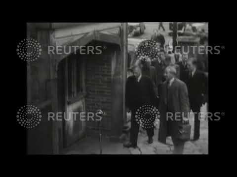 1946 Minister Lewis Silkin arrives at Stevenage for meeting with citizens