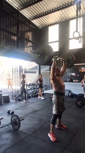 Entraînement en team au box – Pull-ups & Thrusters 60 kg 🔥