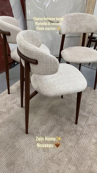 Zein Home 🤎 Nos nouveaux modèles sont enfin disponibles Chaise bohème avec ses nouvelles couleurs élégantes Beige Marbella & velours beige Pieds marron pour une touche chaleureuse et moderne Confort, qualité et style réunis Disponible dès maintenant en magasin ✨