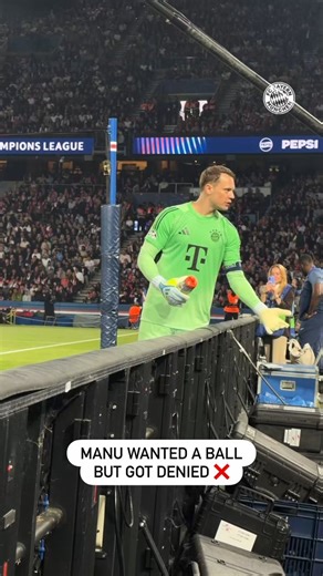 LE RAMASSEUR DE BALLE VEUT PAS DONNER LE BALLON ? 🤔Manuel Neuer 🇩🇪 passe par le CM du Bayern présent au Parc pour confier les ballons. 😭😁🎥 @FCBayern